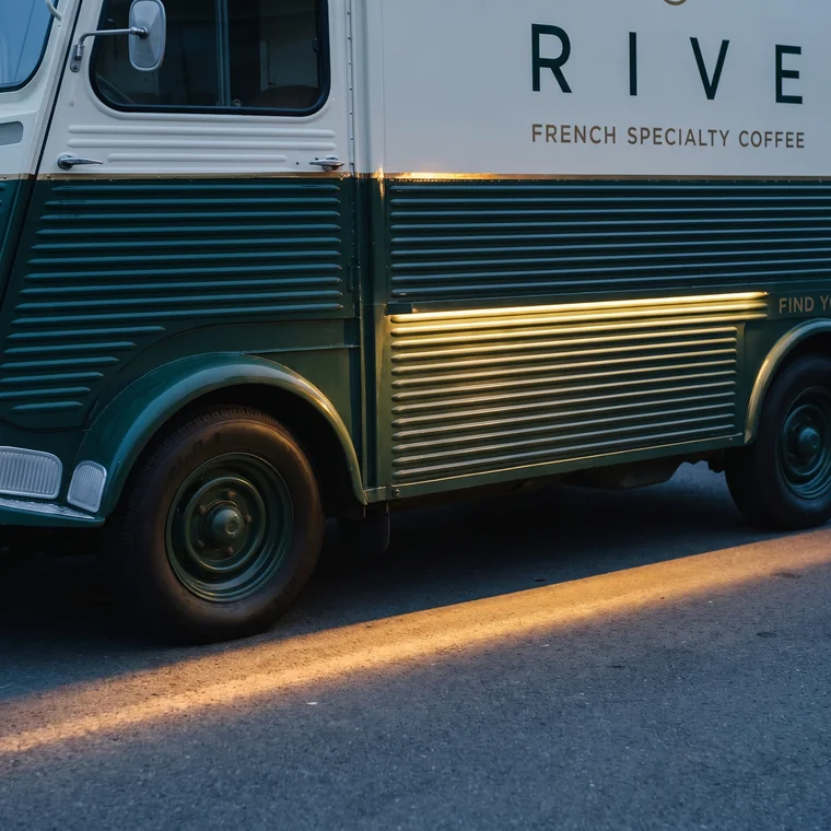 Le premier rayon du lever de soleil qui court le long du flanc ondulé vert bouteille.